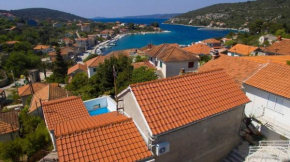 Seaside family friendly house with a swimming pool Drvenik Veliki, Drvenik - 22085